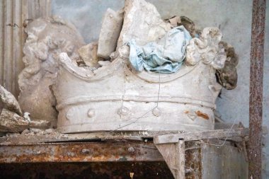 Atölyedeki bir anıt için büyük bir taç.