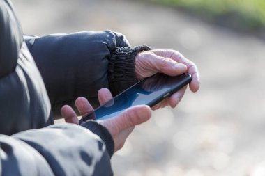 Yaşlı adamın akıllı bir geçmişi var ve önemli bir telefon bekliyor.