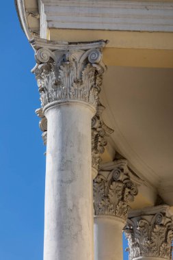 Evin ön cephesi sütunlarla sarıdır.