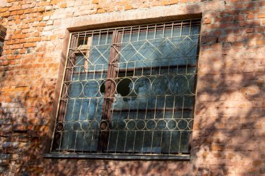 Eski acil durum terk edilmiş tuğla bina