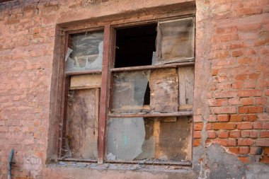 Eski acil durum terk edilmiş tuğla bina
