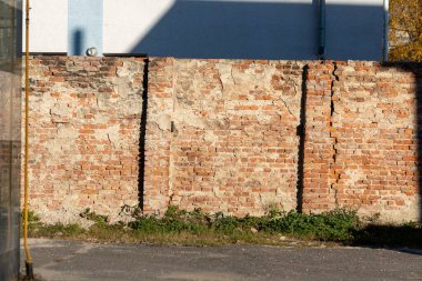 Çitin üzerindeki eski bir tuğla duvar dokusu