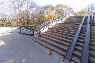 Parka giden parmaklıklı büyük merdivenler.