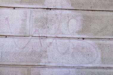 Şehirdeki eski bir evin taş duvarı.