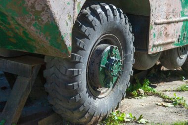 Sovyetler Birliği 'nde üretilen zırhlı bir personel taşıyıcısının tekerlekleri.