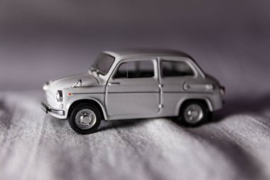 Beyaz arka planda gri-beyaz oyuncak araba