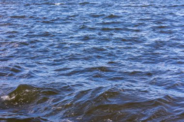 Sonbahar soğuk suyu gölette ve dalgalar Ekim 'de