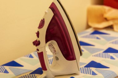 Ütü masasındaki ütü odasındaki giysiler için.