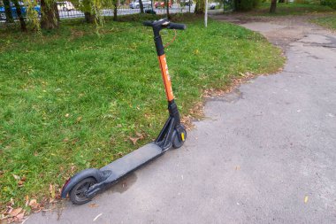 İnsanları değiştirmek için parktaki elektronik scooter.