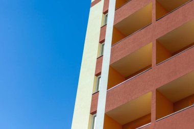 Şehirdeki çok katlı yeni bir binanın ön cephesi.