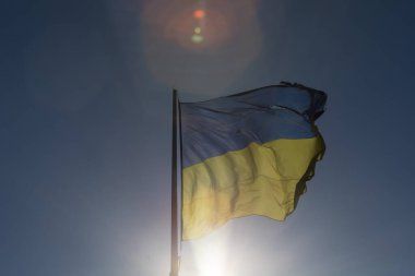 Parktaki bayrak direğinde Ukrayna 'nın mavi ve sarı bayrağı
