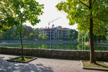 Eylül ayında göletin yanındaki parkta sonbahar manzarası