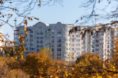 Şehirdeki çok katlı yeni bir binanın ön cephesi.