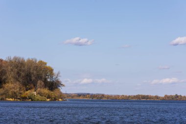 Ekim ayındaki güzel sonbahar manzarası. Sarı yapraklar, ağaçlar, park.