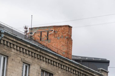 Eski tuğla baca Sovyet evinin tarihine ait.