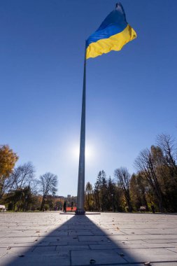 Parktaki bayrak direğinde Ukrayna 'nın mavi ve sarı bayrağı