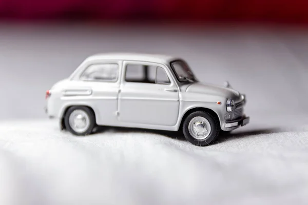 白い背景にグレーホワイトのおもちゃの車 — ストック写真