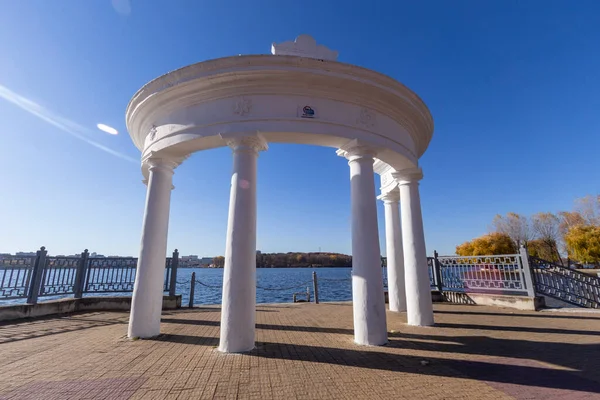 Gazebo Bianco Con Colonne Sul Laghetto Autunno — Foto Stock