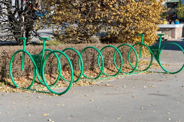 Металлическая Стоянка Велосипедов Парке Октябре — стоковое фото