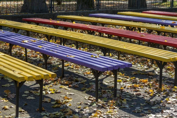 Gekleurde Houten Bankjes Het Park Bij Zomerbioscoop — Stockfoto