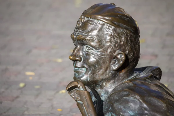 Monumento Bronze Encanador Homem Com Uma Chave Gás Sair Esgoto — Fotografia de Stock