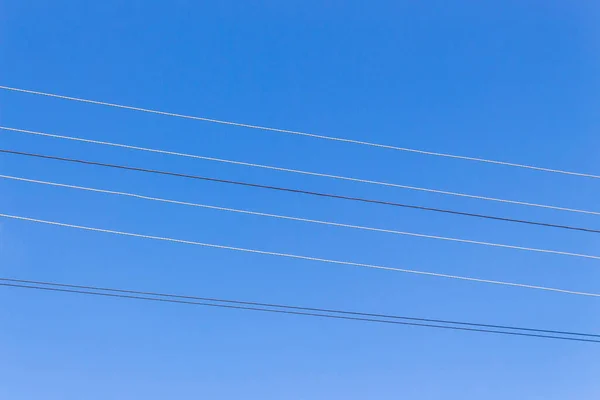 Stromleitungen Auf Einem Mast Vor Dem Hintergrund Des Himmels — Stockfoto
