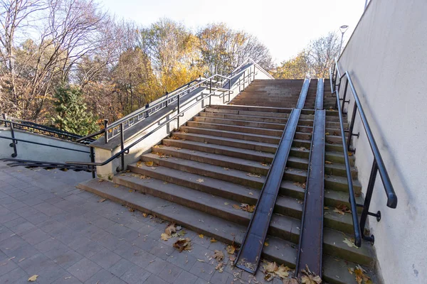 公園につながる手すり付きの大きな階段 — ストック写真