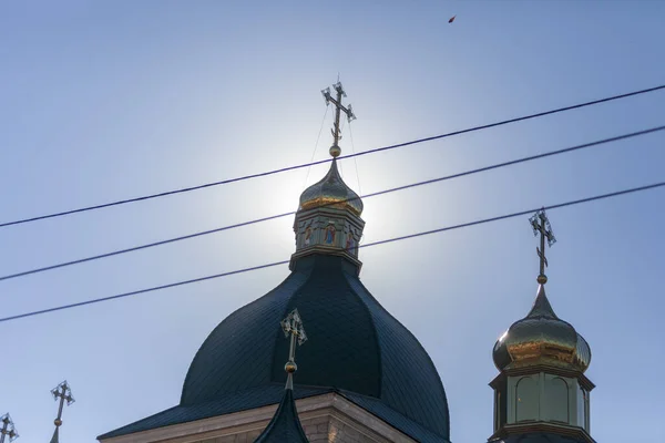 乌克兰希腊天主教堂屋顶上的基督教十字架 — 图库照片