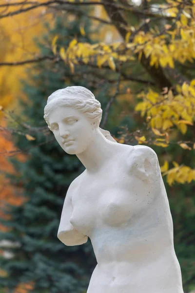 Antike Skulpturale Komposition Mit Einer Frau Und Einer Säule — Stockfoto