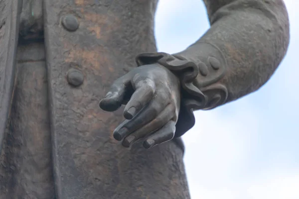 Les Gestes Main Chanteur Choisi Monument Une Femme Dans Centre — Photo