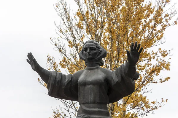 Monumento Madre Nel Parco Uno Sfondo Foglie Gialle — Foto Stock