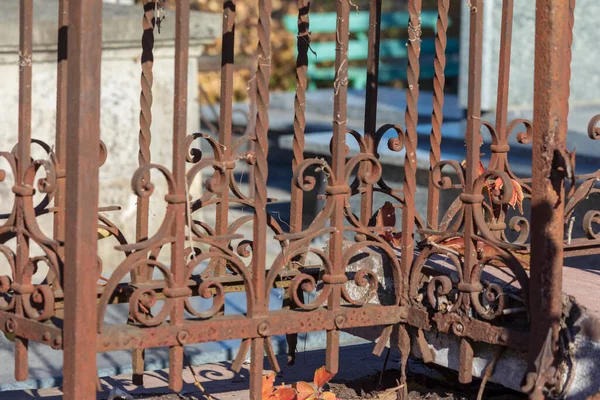 Antica Recinzione Metallo Battuto Nel Cimitero Intorno Alla Tomba — Foto Stock