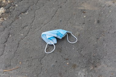 Yerdeki enfeksiyona karşı mavi koruyucu maske