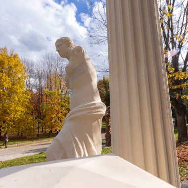 Parktaki antik bir kadın heykeli betondan yapılmıştır.