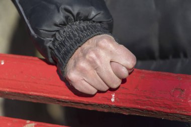 Yaşlı adam incir gösteriyor ve çok alıngan ve kızgın.