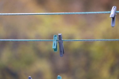 Çamaşırları yıkadıktan sonra kurutmak için dantele takılan plastik mandallar.