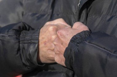 Yumruğun yumruğa bastığı yerde el hareketi. Dövüşmek için bekliyorum. Yaşlı adamın eli.