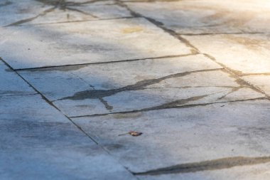 Güneşli bir günde arka planlar ve dokular için beton kaldırım