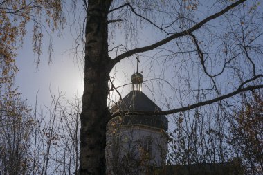 Güneşli bir günde kilisenin çatısının silueti ve haç.
