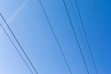 Mavi gökyüzünün arka planında elektrik hatları