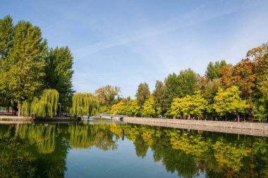 Eylül ayında göletin yanındaki parkta sonbahar manzarası