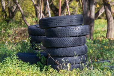 Büyük ayaklı bir kamyonun siyah tekerlekleri.