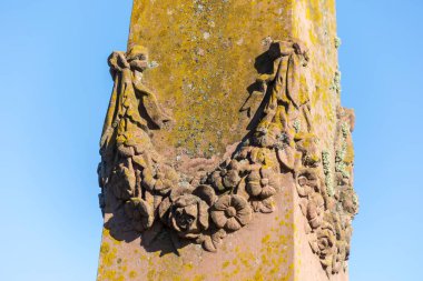 Sonbaharda mezarlıktaki eski taş anıt.