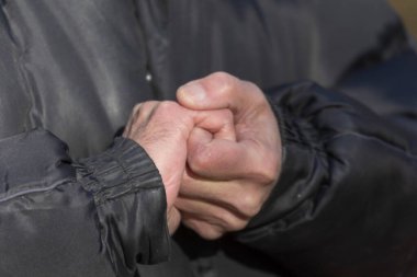 El hareketi soğuğu sembolize eder. Isınmak için ellerini soğuktan ovuşturuyorsun. Yaşlı adamın eli.