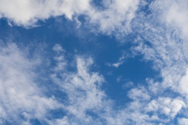 Sonbahar gökyüzünde güzel, lezzetli bulutlar.