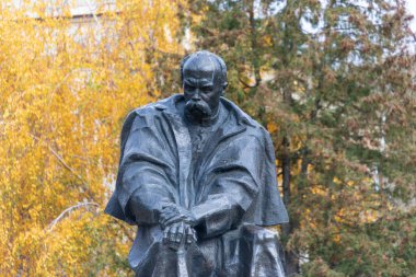 Parktaki Ukraynalı şair Taras Shevchenko anıtı