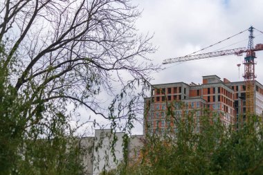 Şehirde beton bir yüksek bina inşa ediliyor.