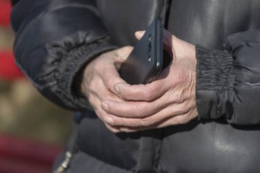 Yaşlı adamın akıllı bir geçmişi var ve önemli bir telefon bekliyor.