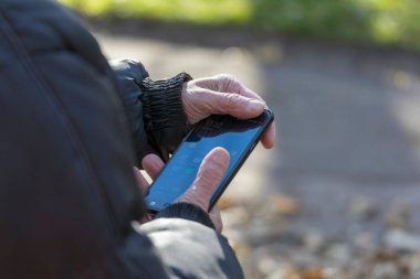 Yaşlı adamın akıllı bir geçmişi var ve önemli bir telefon bekliyor.
