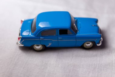 Raftaki plastik oyuncak araba koleksiyonunda